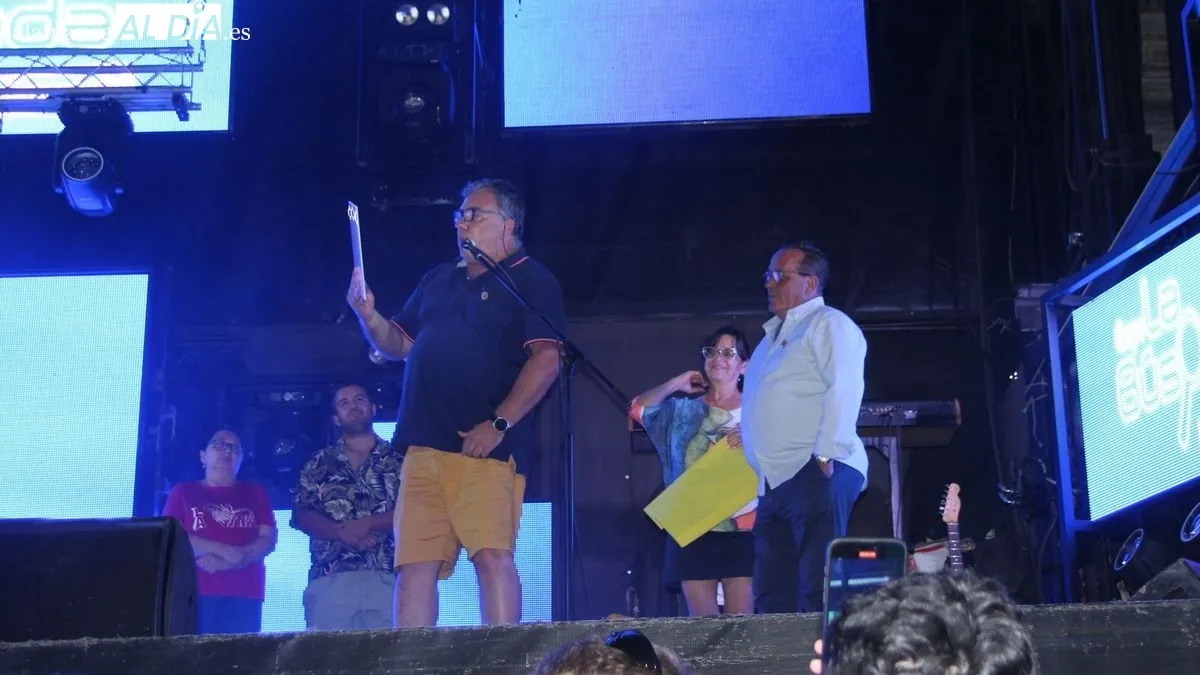 La plaza de la farola fue escenario de los actos oficiales de la apertura de las fiestas