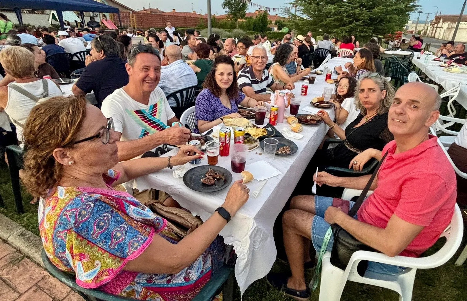 Foto 9 - Gran ambiente y unidad durante la primera fiesta vecinal en el barrio de Los Chopos