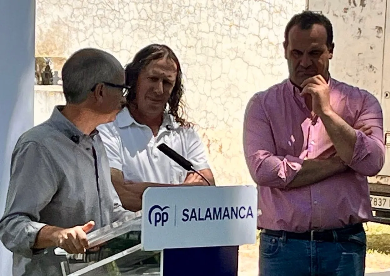 Foto 4 - El Partido Popular de Pe&ntilde;aranda y comarca se suma a la protesta por el recorte de paradas de autob&uacute;s