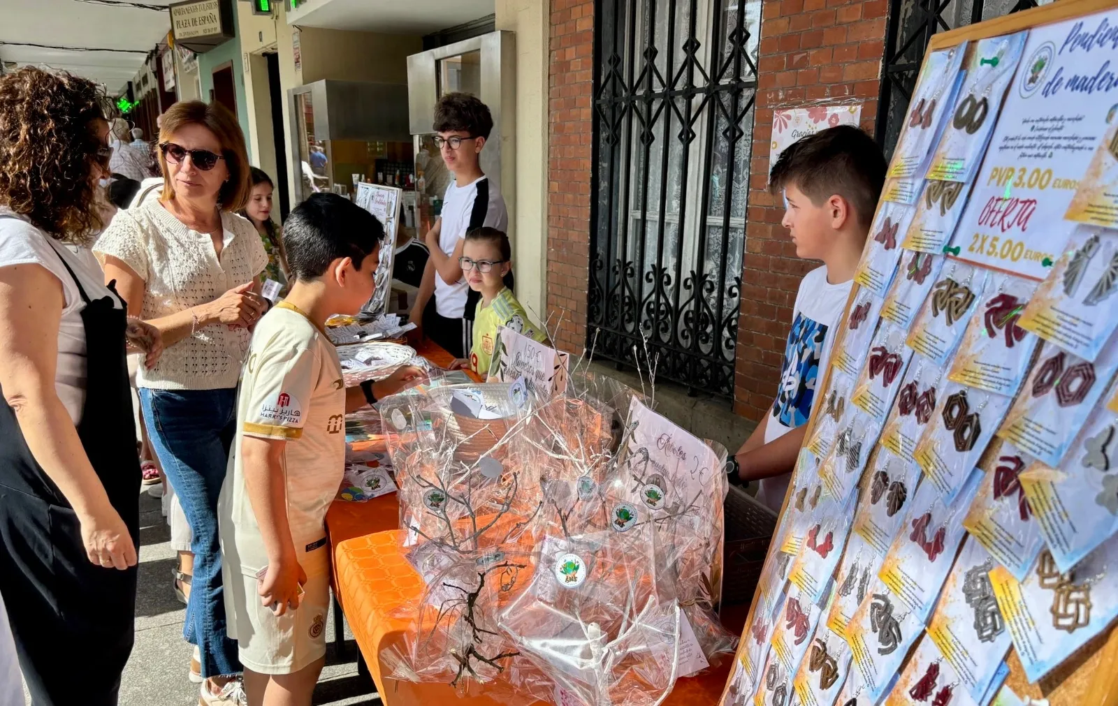 Foto 10 - El Seve lleva su original empresa &lsquo;Fabricando Ilusiones&rsquo; y sus productos artesanales al mercadillo