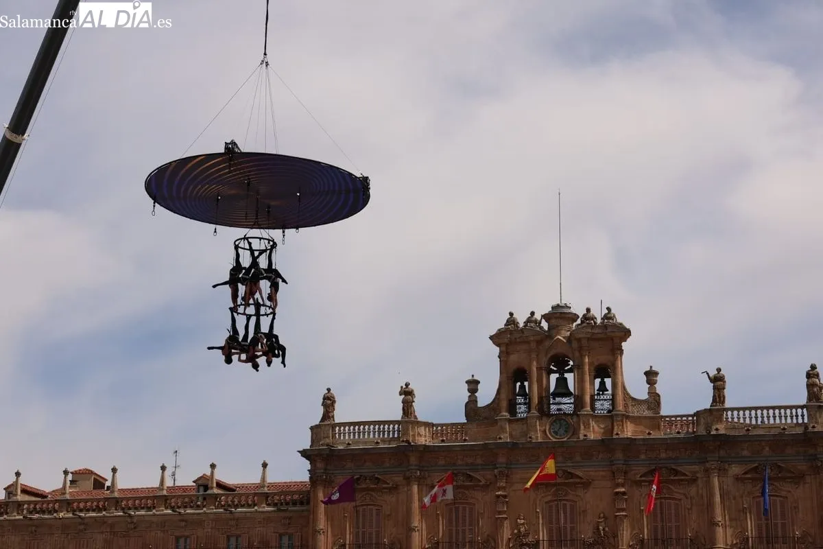Ensayo del espectáculo NEXUS en la mañana de este jueves en la Plaza Mayor de Salamanca. Fotos: David Sañudo