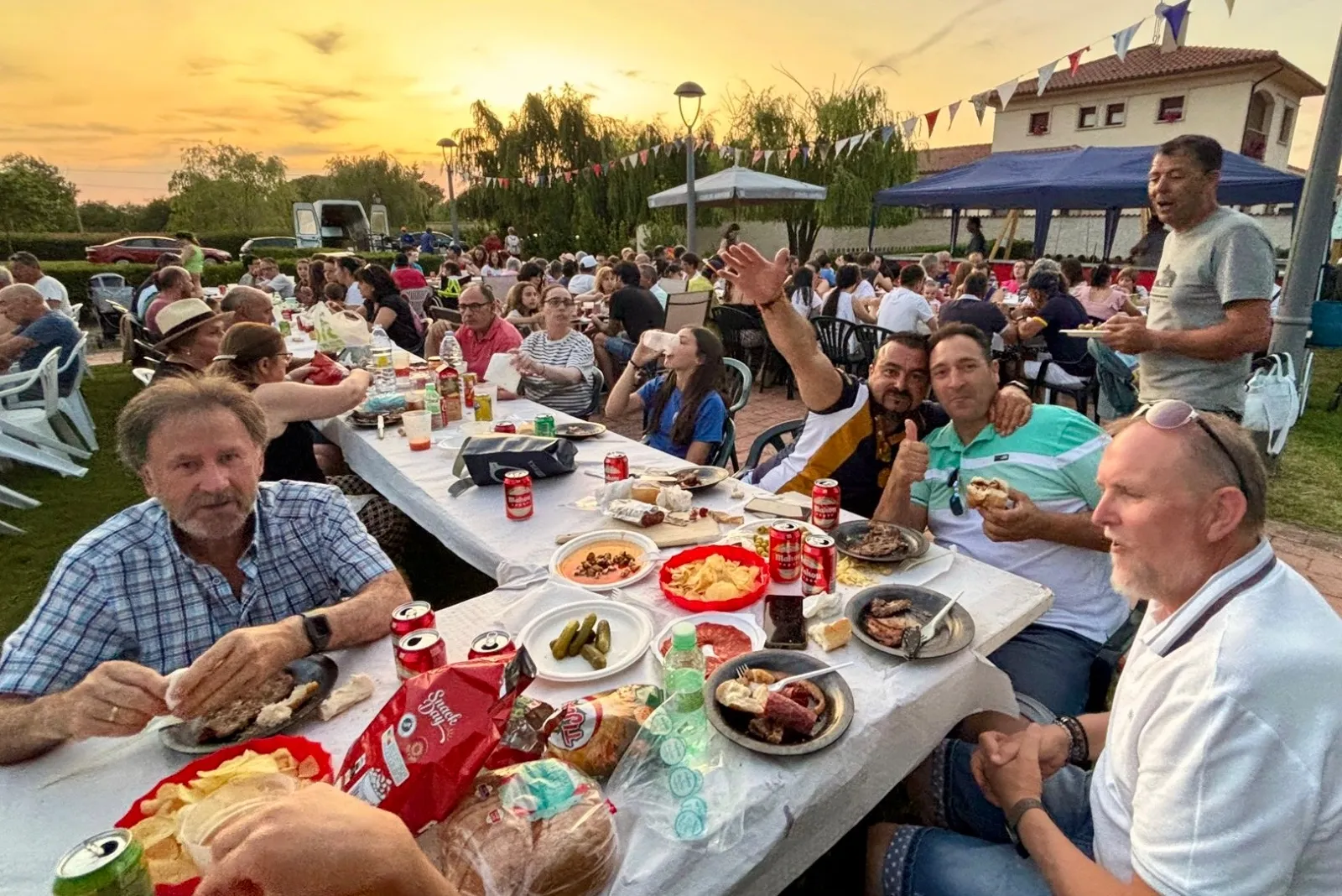 Foto 3 - Gran ambiente y unidad durante la primera fiesta vecinal en el barrio de Los Chopos