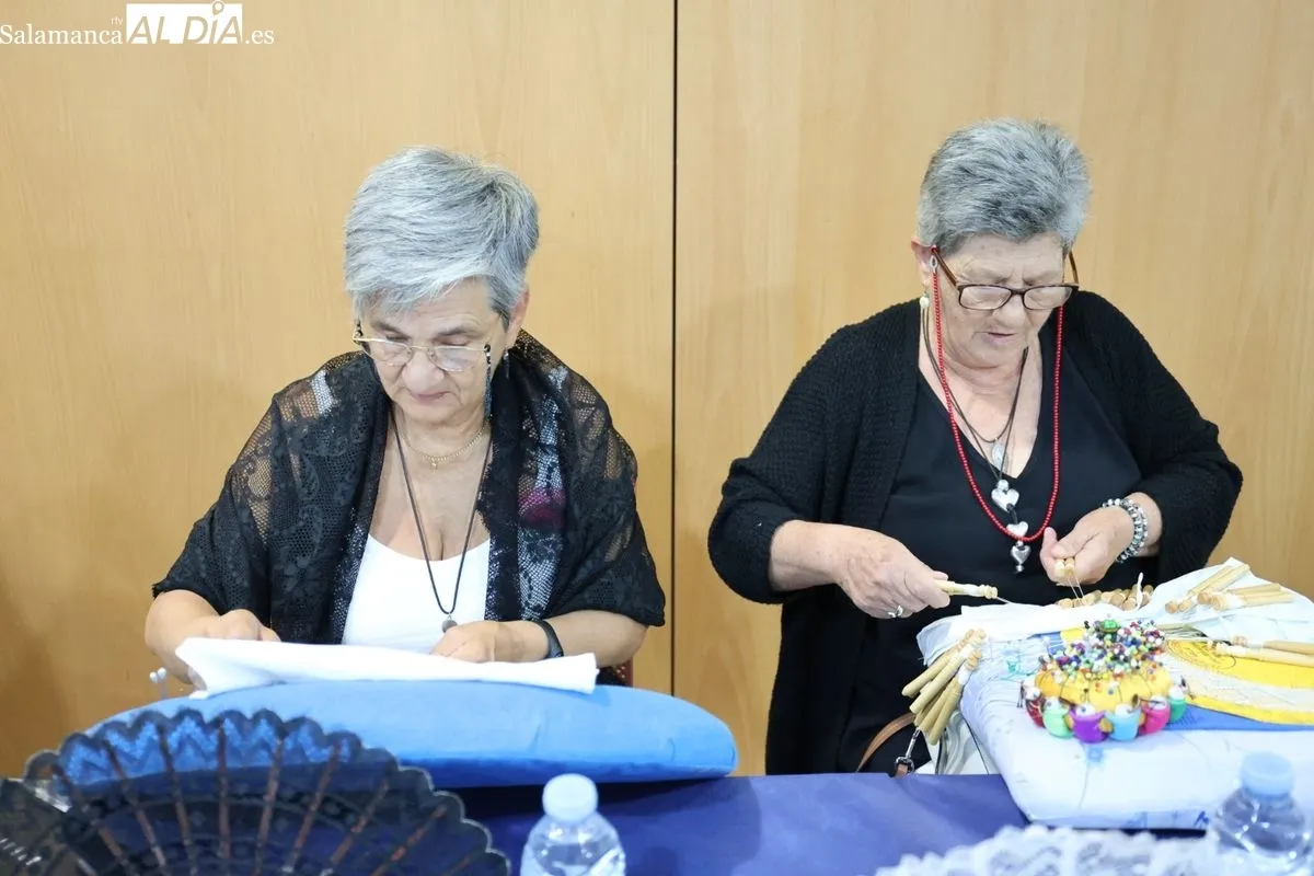 El arte del encaje de bolillos toma el Palacio de Congresos de Salamanca | FOTOS: David Sañudo 
