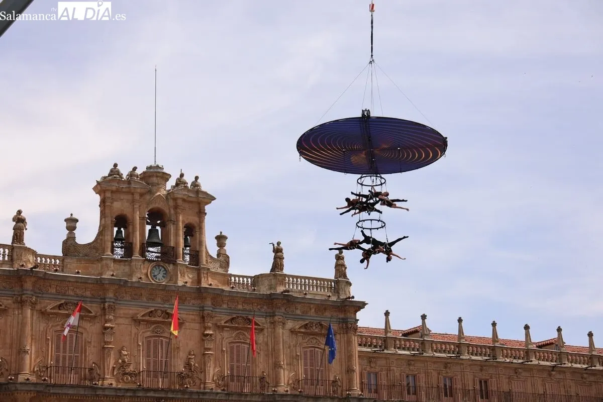 Ensayo del espectáculo NEXUS en la mañana de este jueves en la Plaza Mayor de Salamanca. Fotos: David Sañudo