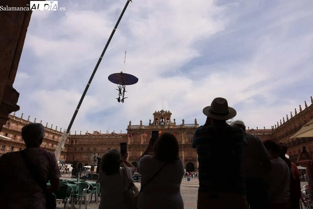 Ensayo del espectáculo NEXUS en la mañana de este jueves en la Plaza Mayor de Salamanca. Fotos: David Sañudo