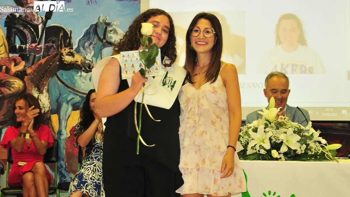 Diez jóvenes de varios pueblos de El Abadengo han recibido sus becas de graduados en bachillerato