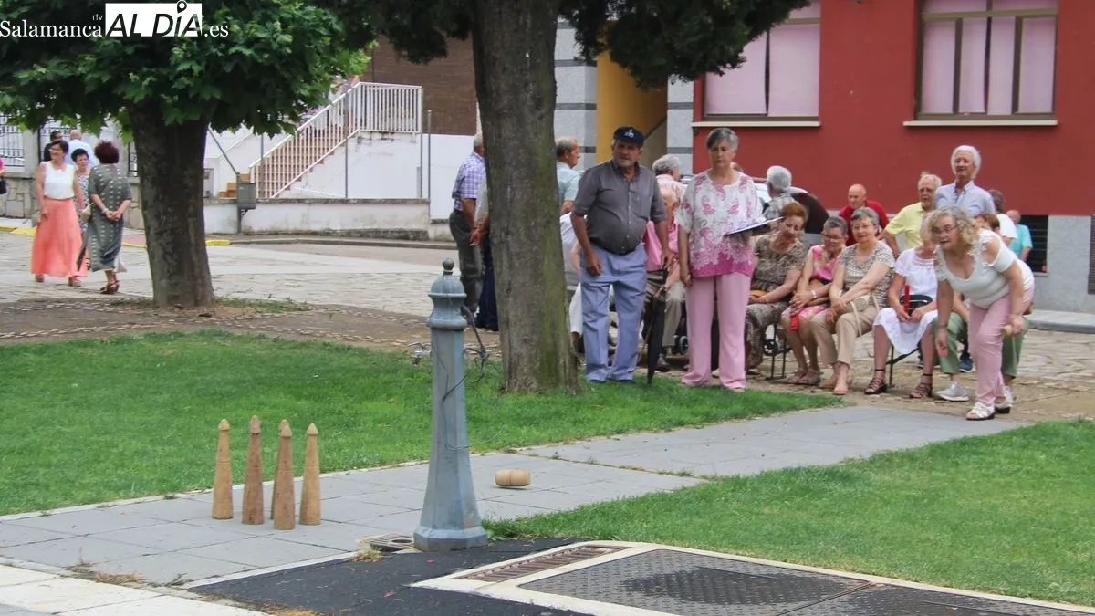 El parque fue escenario de los juegos tradicionales y del encuentro de los socios del colectivo de mayores