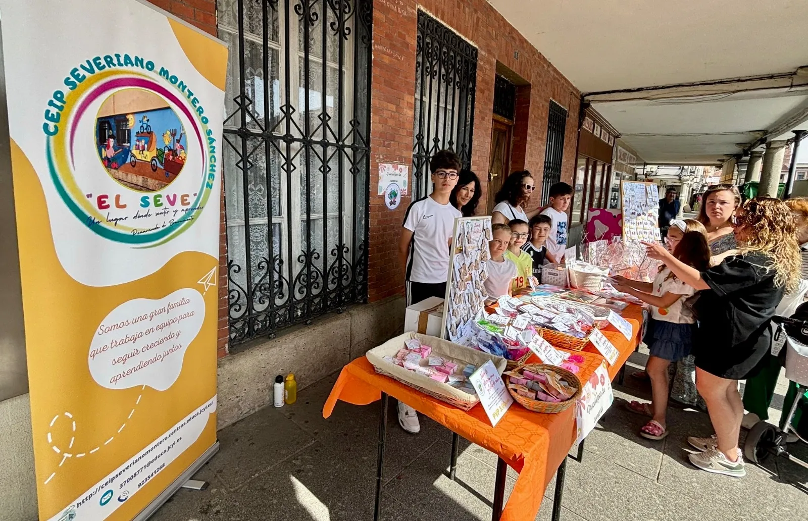 Foto 8 - El Seve lleva su original empresa &lsquo;Fabricando Ilusiones&rsquo; y sus productos artesanales al mercadillo
