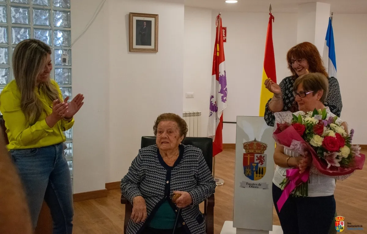 Foto 2 - Josefa Bustillo Marcos recibe un homenaje en Fuentes de O&ntilde;oro por sus 100 a&ntilde;os