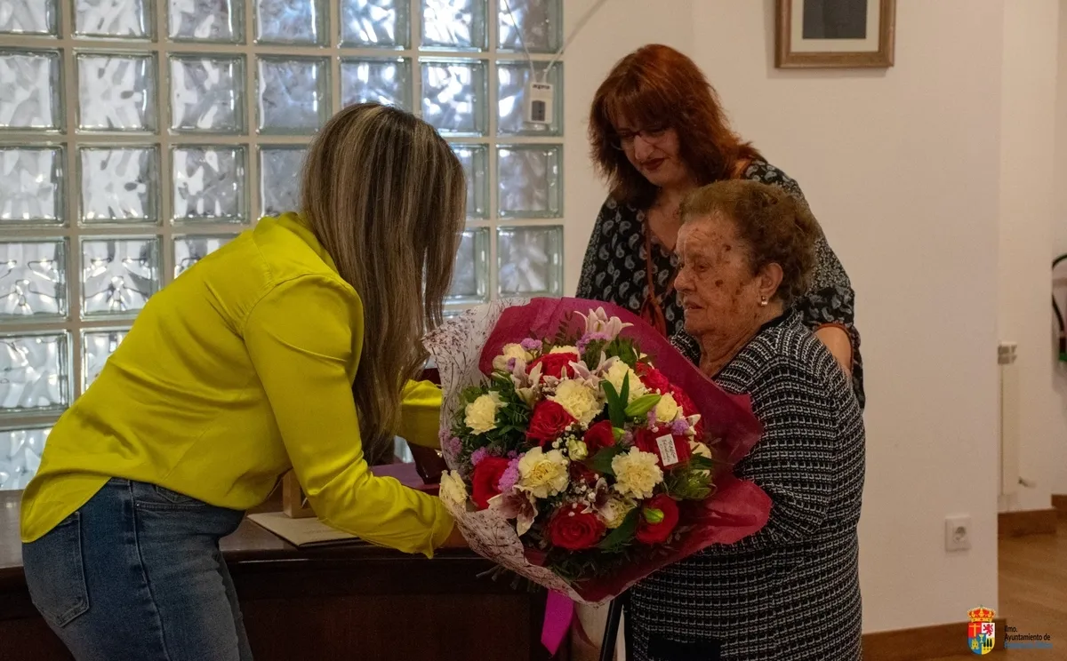 Foto 6 - Josefa Bustillo Marcos recibe un homenaje en Fuentes de O&ntilde;oro por sus 100 a&ntilde;os