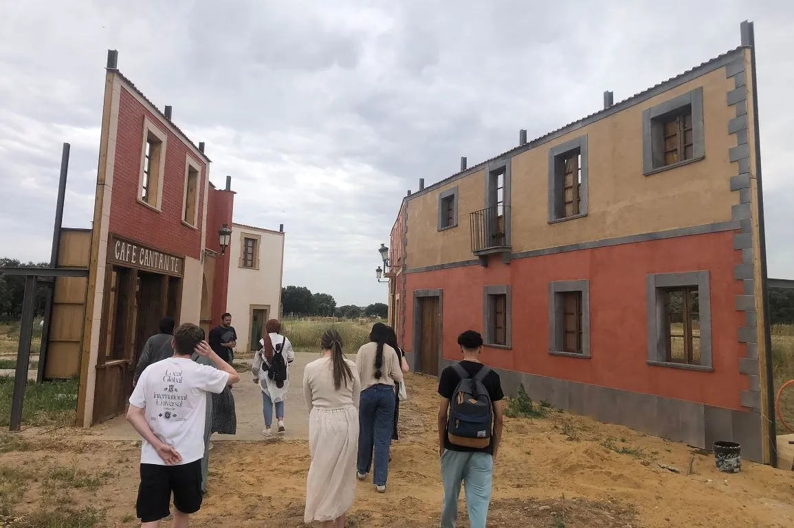 Foto 3 - Los alumnos del curso de alfabetizaci&oacute;n de la Fundaci&oacute;n visitan los estudios de Stellarum Films