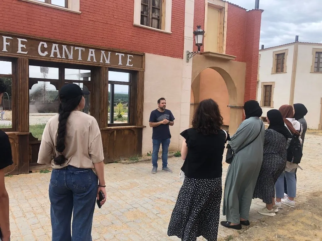Foto 2 - Los alumnos del curso de alfabetizaci&oacute;n de la Fundaci&oacute;n visitan los estudios de Stellarum Films