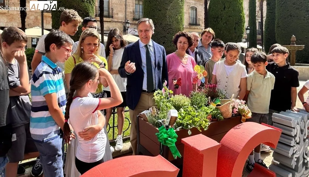 Alumnos de 6ºB de Primaria del CEIP Juan Jaén junto al  alcalde de Salamanca, Carlos García Carbayo, y Mar Siles Lucas, directora del IRNASA-CSIC. Foto de Elena Rodríguez