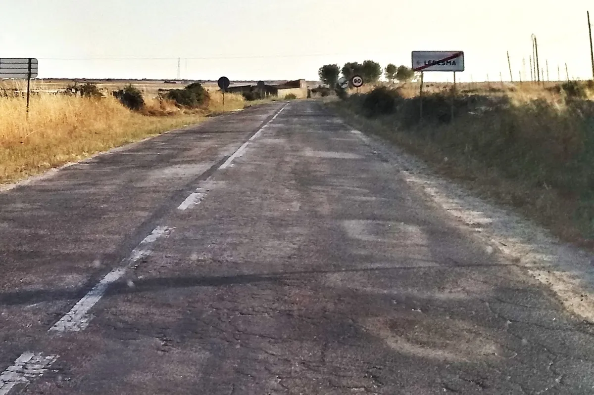 Anterior estado de la carretera SA-305 en la salida del casco urbano de Ledesma en dirección sur