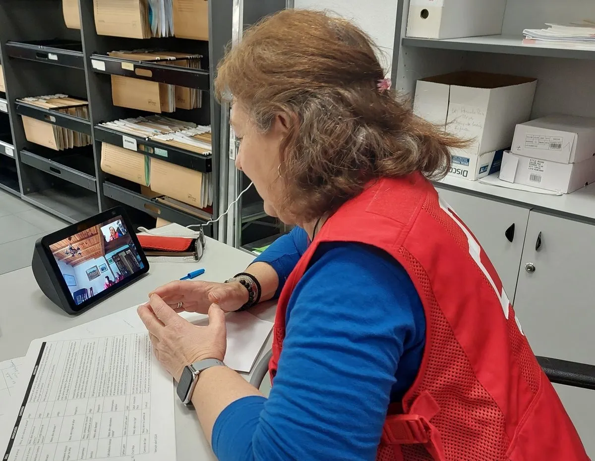 La iniciativa 'Voces en Red', un proyecto impulsado por Cruz Roja Española en colaboración con la Fundación Amancio Ortega, busca afrontar el gran reto social del aislamiento en la tercera edad