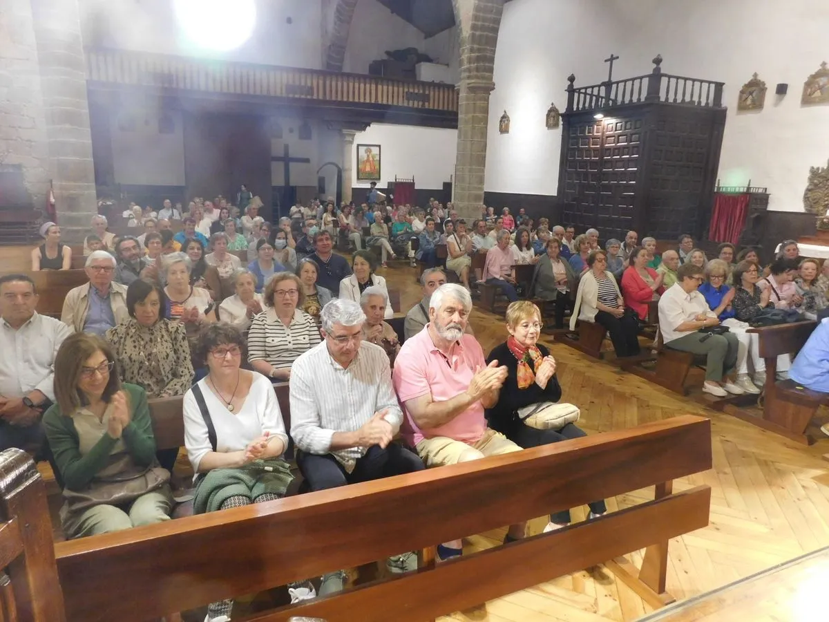 Foto 2 - La iglesia de Candelario acoge el estreno absoluto de 'Arcos y Ecos' (FOTOS)