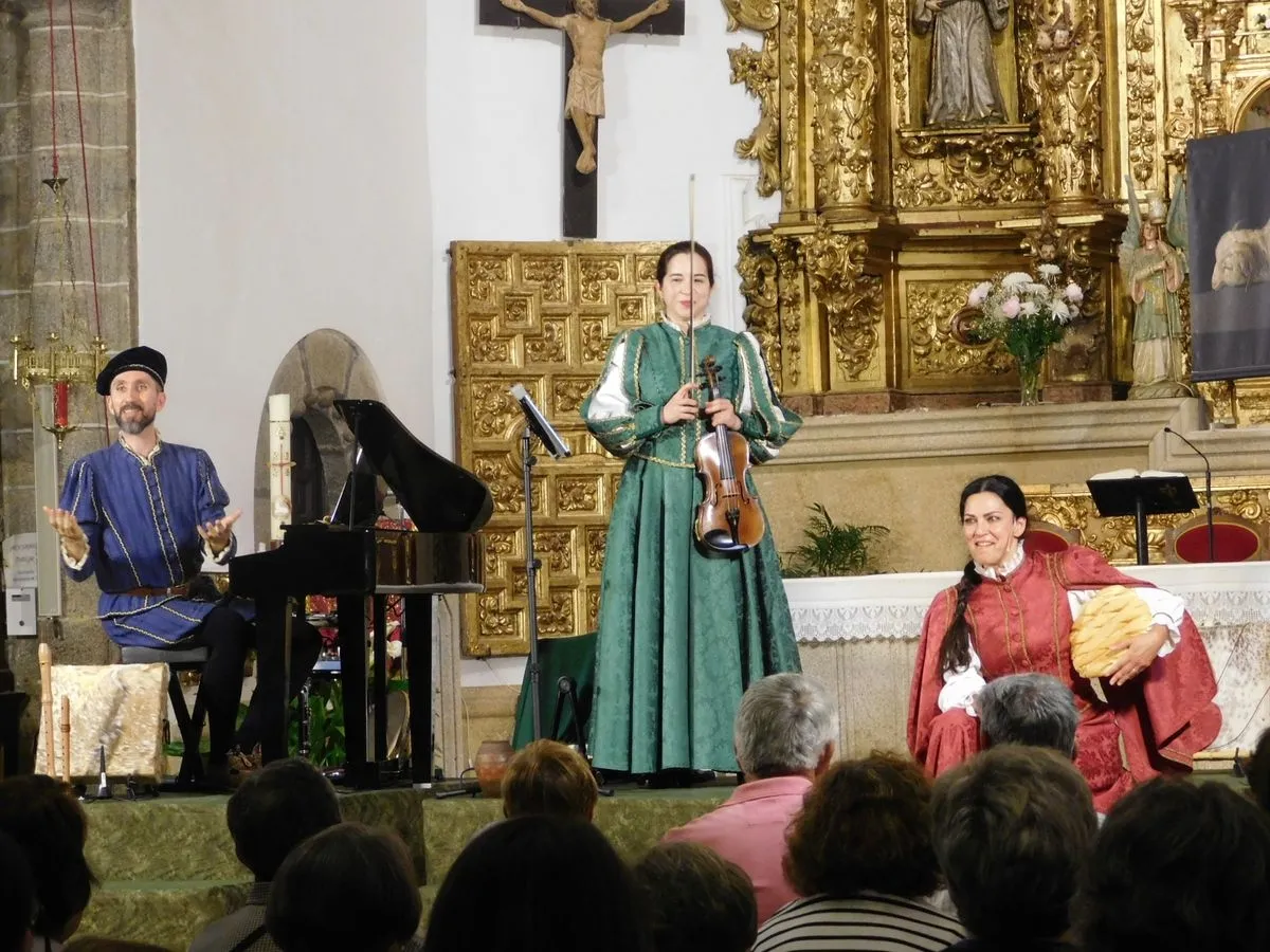 Foto 8 - La iglesia de Candelario acoge el estreno absoluto de 'Arcos y Ecos' (FOTOS)