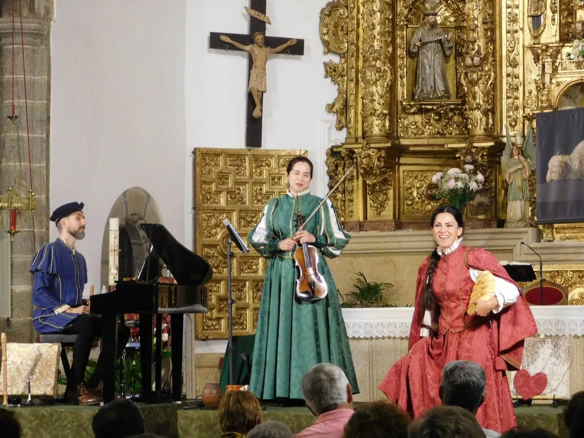 Foto 7 - La iglesia de Candelario acoge el estreno absoluto de 'Arcos y Ecos' (FOTOS)