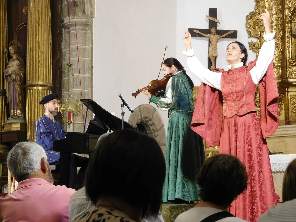 Foto 6 - La iglesia de Candelario acoge el estreno absoluto de 'Arcos y Ecos' (FOTOS)