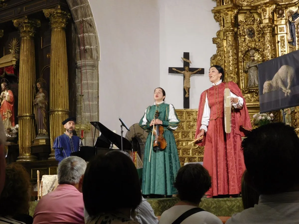 Foto 3 - La iglesia de Candelario acoge el estreno absoluto de 'Arcos y Ecos' (FOTOS)