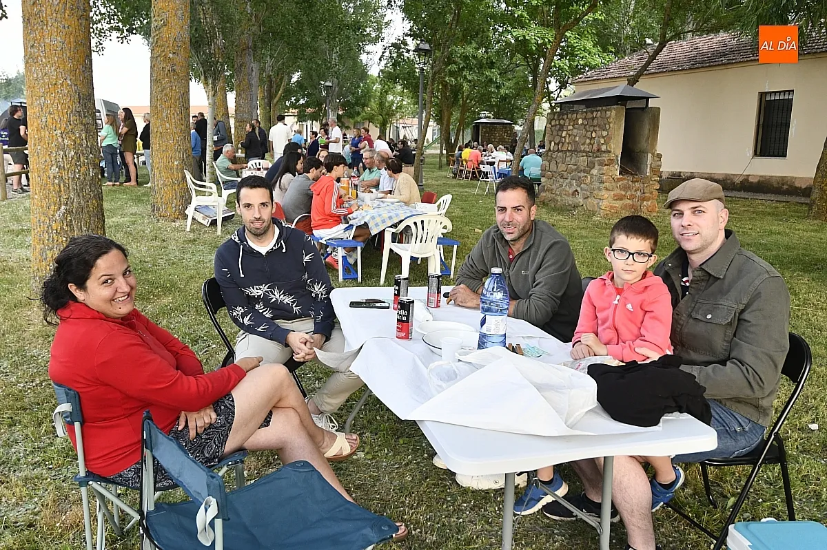 Merienda popular en las fiestas de San Antonio de Morasverdes/ Fotos: Adrián M.Pastor