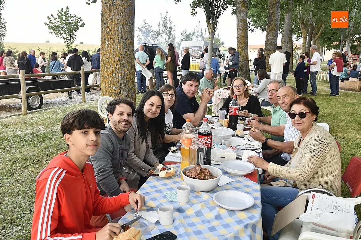 Merienda popular en las fiestas de San Antonio de Morasverdes/ Fotos: Adrián M.Pastor