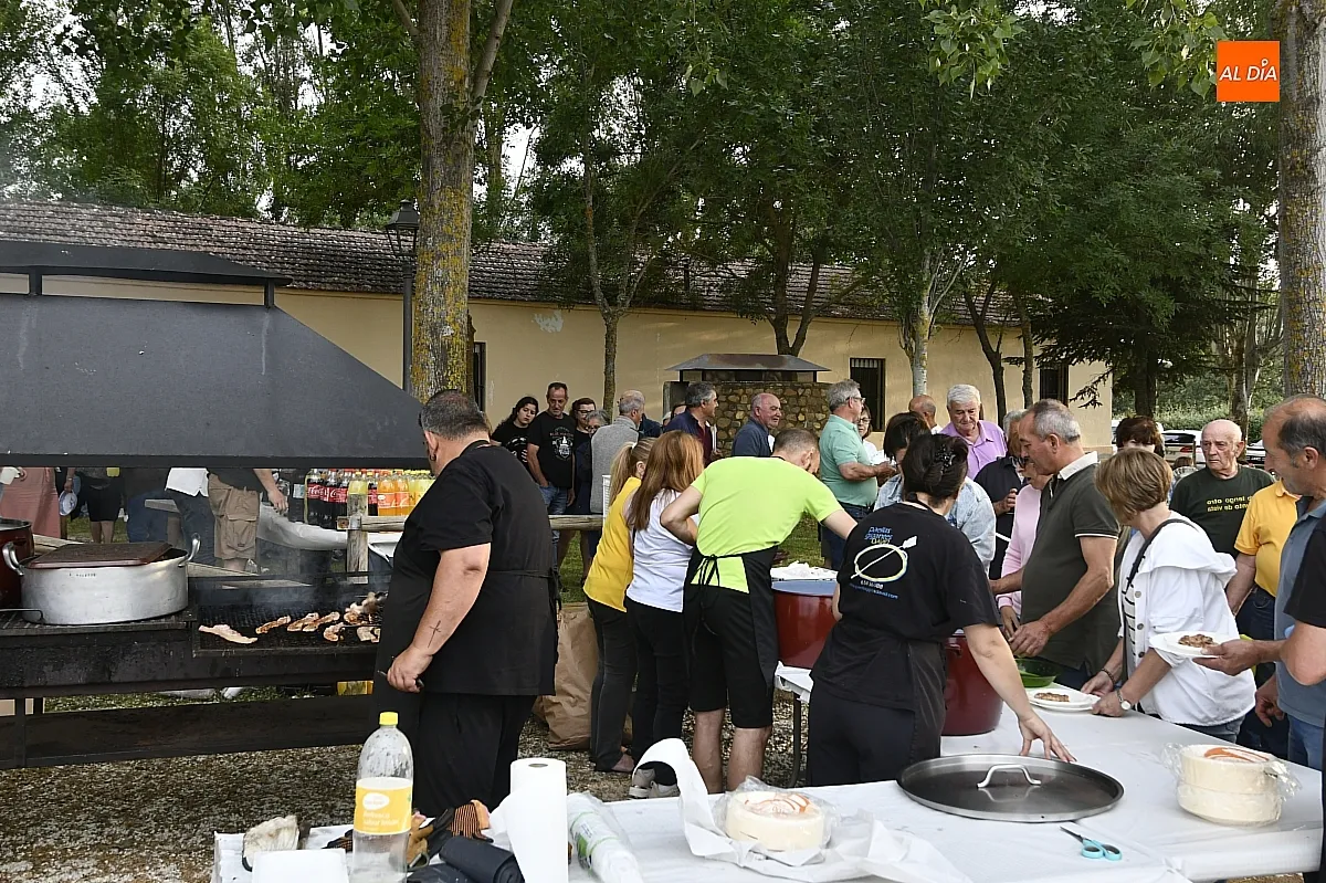 Merienda popular en las fiestas de San Antonio de Morasverdes/ Fotos: Adrián M.Pastor