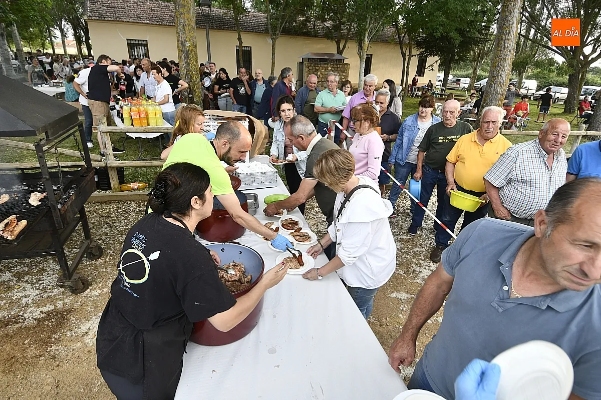 Merienda popular en las fiestas de San Antonio de Morasverdes/ Fotos: Adrián M.Pastor