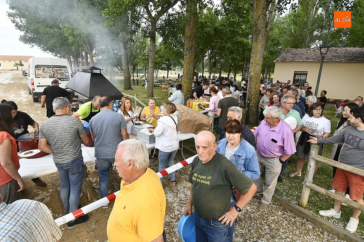 Merienda popular en las fiestas de San Antonio de Morasverdes/ Fotos: Adrián M.Pastor