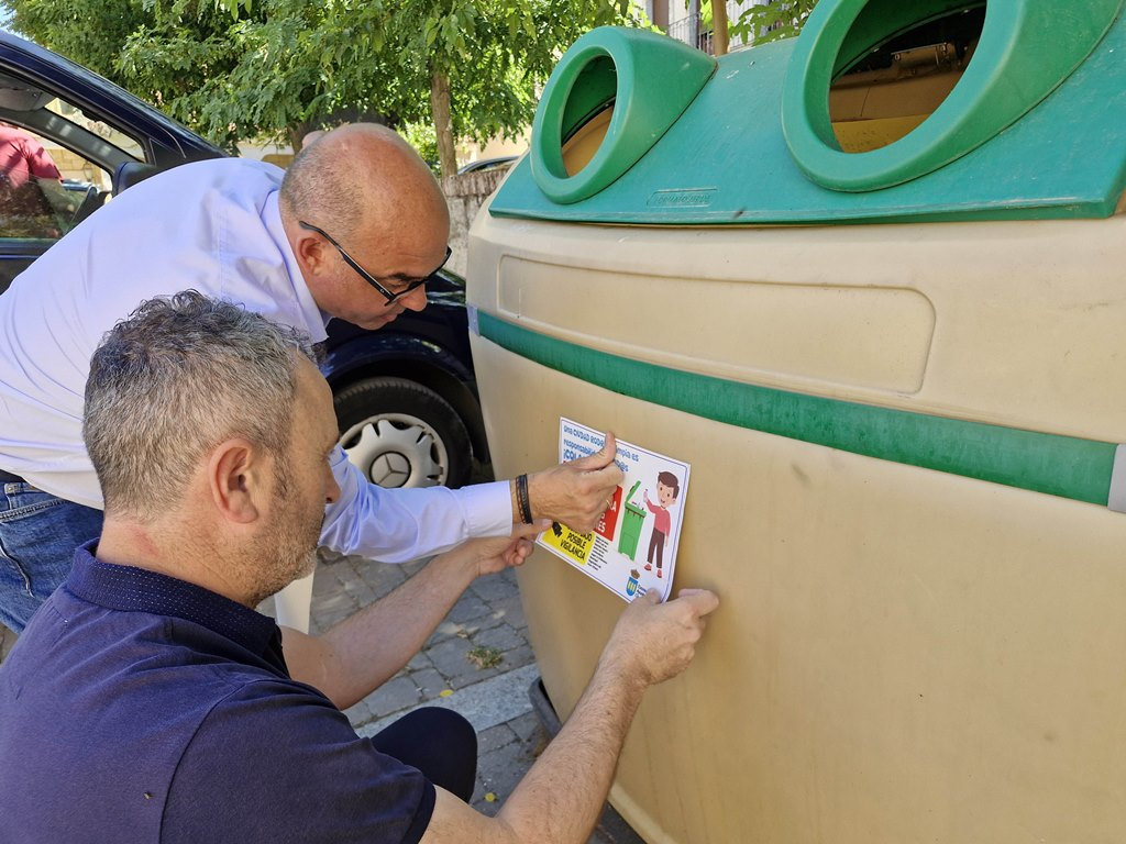 Colocadas pegatinas para recordar la prohibición de depositar basura fuera de los contenedores