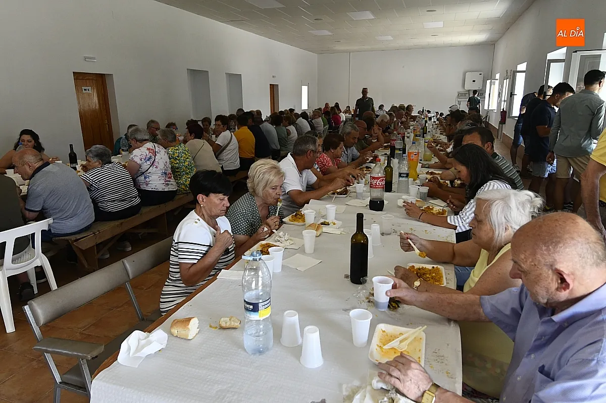 Una paella popular cierra las fiestas de San Antonio en Martín de Yeltes/ Fotos: Adrián M.Pastor