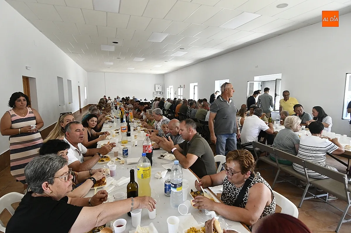 Una paella popular cierra las fiestas de San Antonio en Martín de Yeltes/ Fotos: Adrián M.Pastor