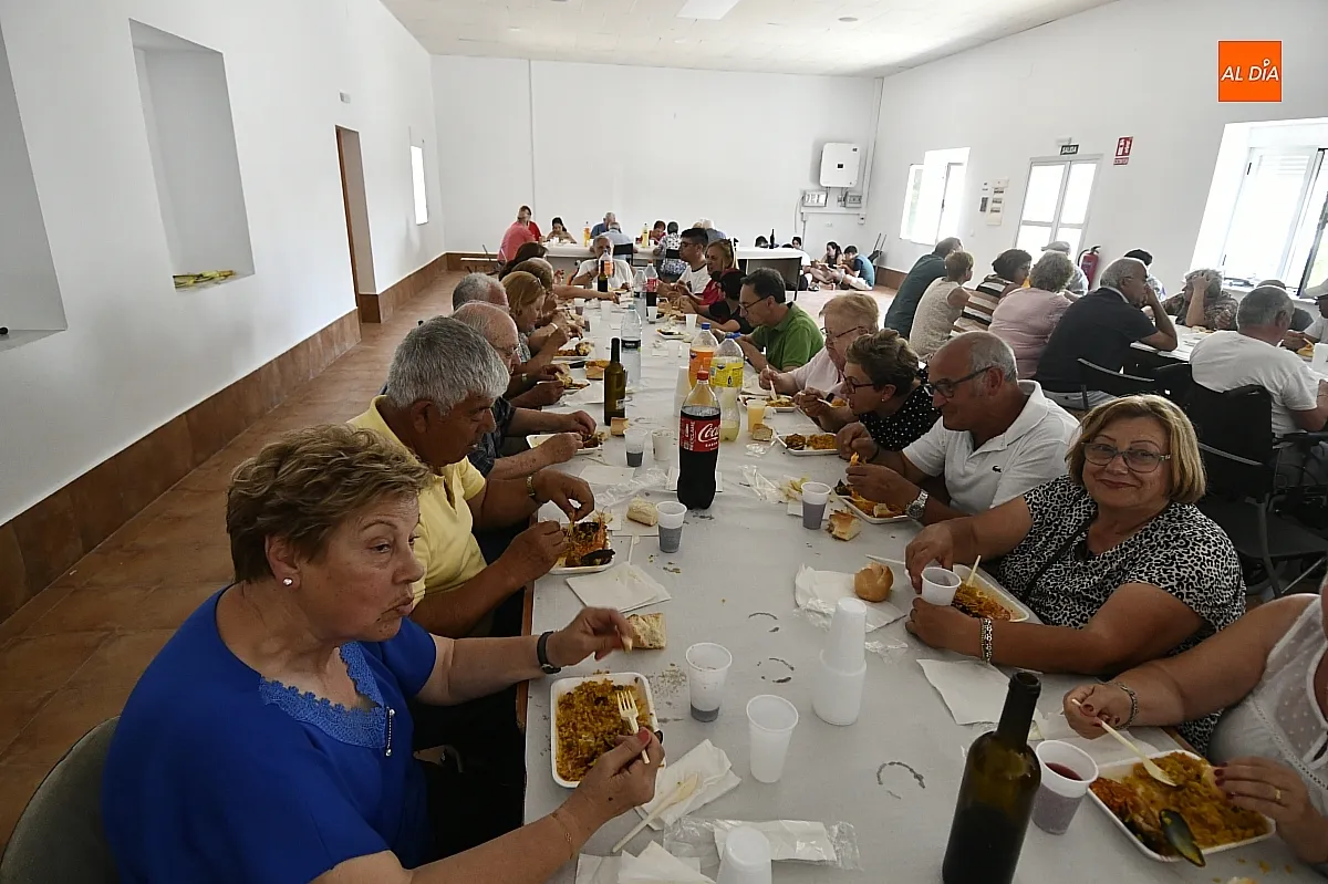 Una paella popular cierra las fiestas de San Antonio en Martín de Yeltes/ Fotos: Adrián M.Pastor