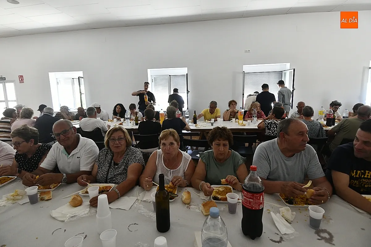 Una paella popular cierra las fiestas de San Antonio en Martín de Yeltes/ Fotos: Adrián M.Pastor