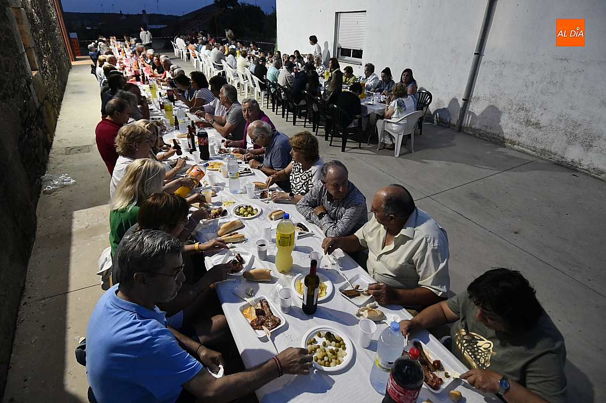 Villar de la Yegua celebra la noche de San Juan con una parrillada popular y la tradicional hoguera