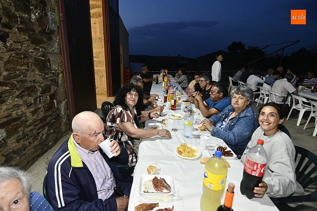 Parrillada popular en Villar de La Yegua con motivo de las fiestas de San Juan/ Fotos: Adrián M.Pastor