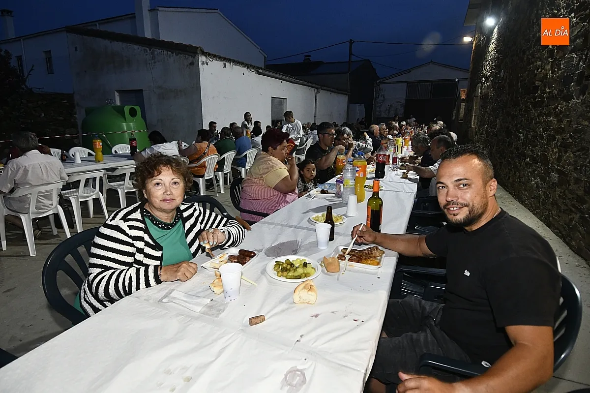 Parrillada popular en Villar de La Yegua con motivo de las fiestas de San Juan/ Fotos: Adrián M.Pastor