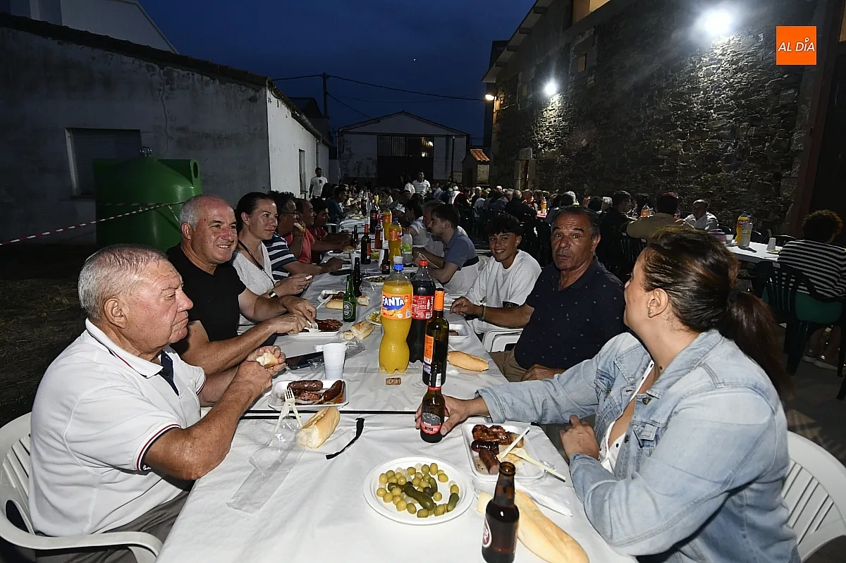 Parrillada popular en Villar de La Yegua con motivo de las fiestas de San Juan/ Fotos: Adrián M.Pastor
