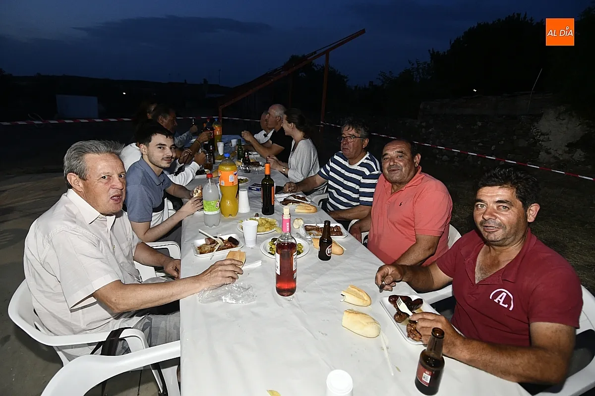 Parrillada popular en Villar de La Yegua con motivo de las fiestas de San Juan/ Fotos: Adrián M.Pastor