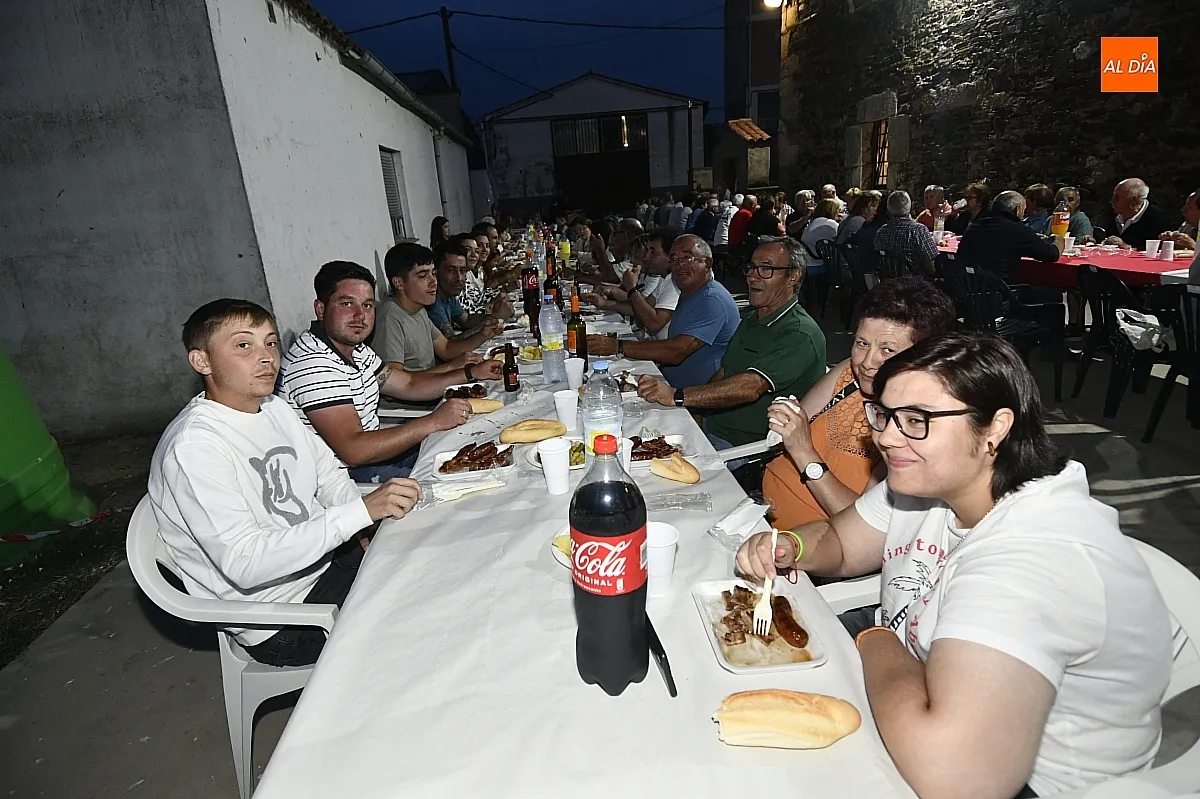 Parrillada popular en Villar de La Yegua con motivo de las fiestas de San Juan/ Fotos: Adrián M.Pastor