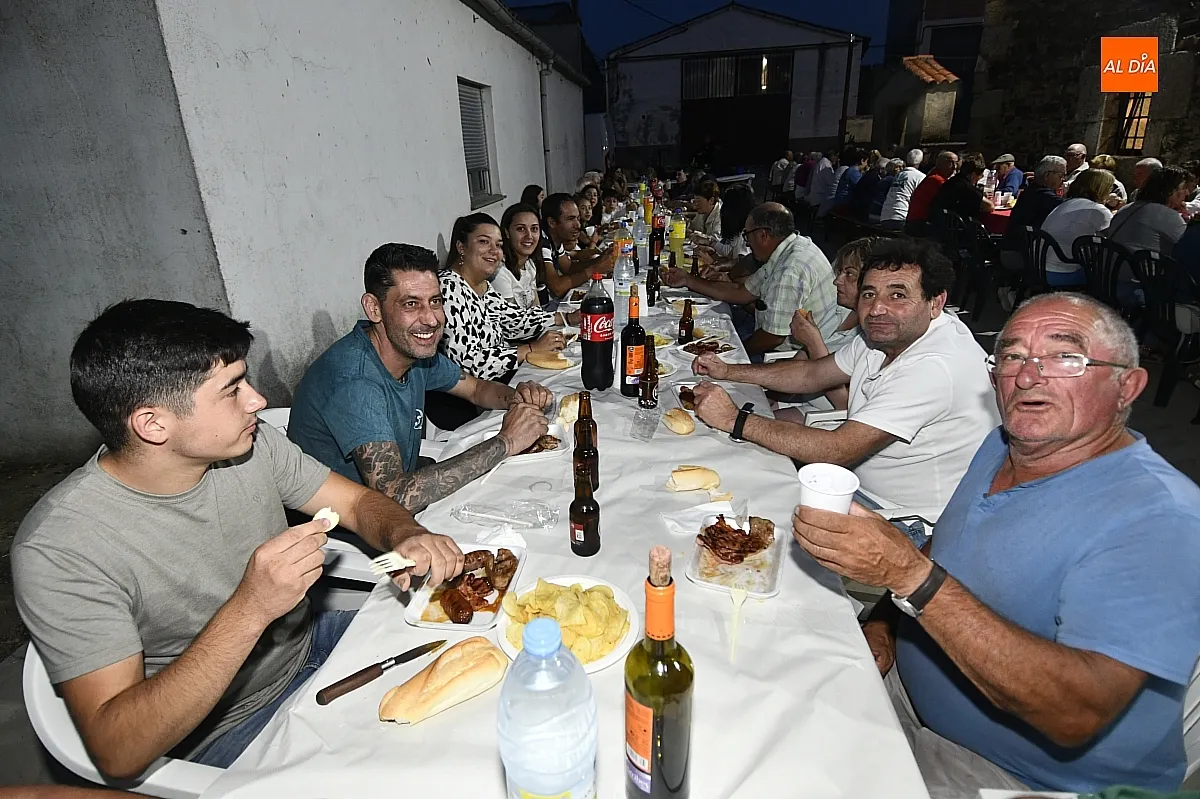 Parrillada popular en Villar de La Yegua con motivo de las fiestas de San Juan/ Fotos: Adrián M.Pastor