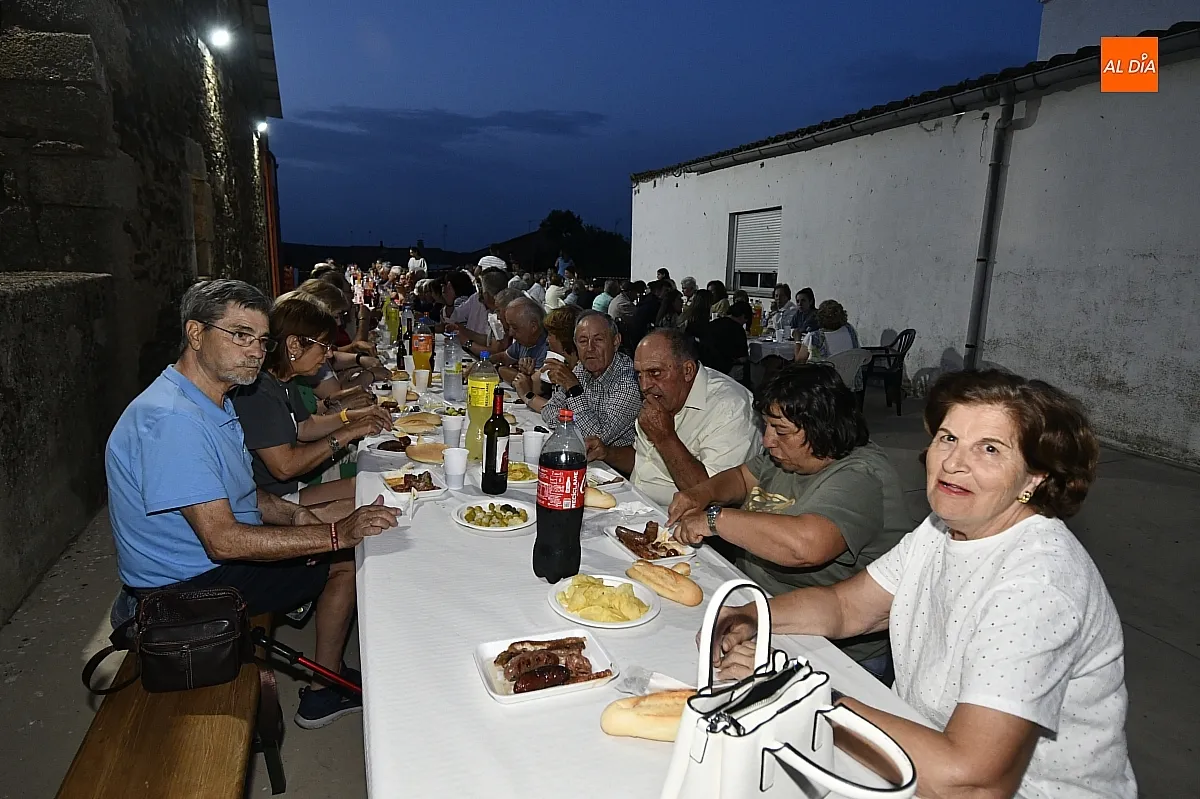 Parrillada popular en Villar de La Yegua con motivo de las fiestas de San Juan/ Fotos: Adrián M.Pastor