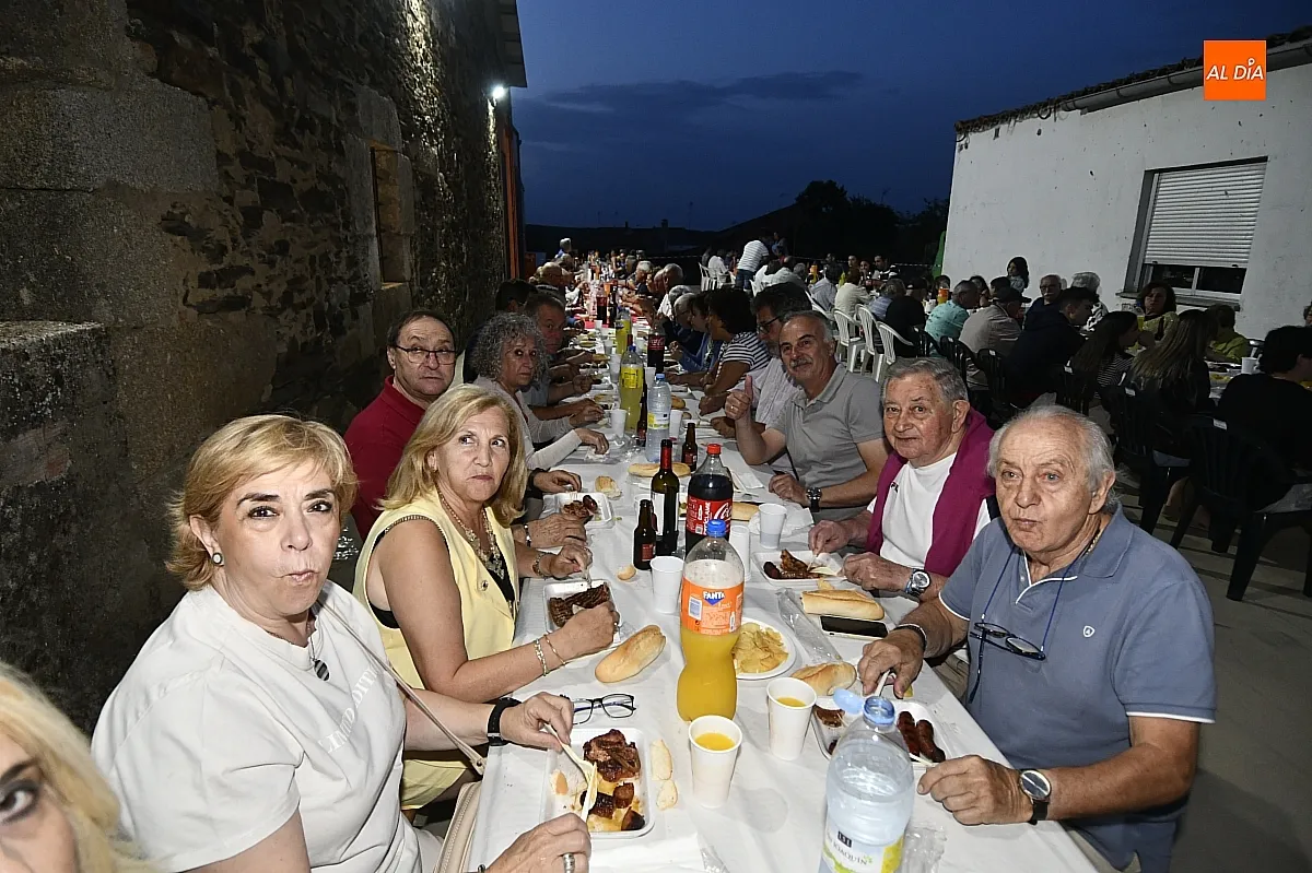 Parrillada popular en Villar de La Yegua con motivo de las fiestas de San Juan/ Fotos: Adrián M.Pastor