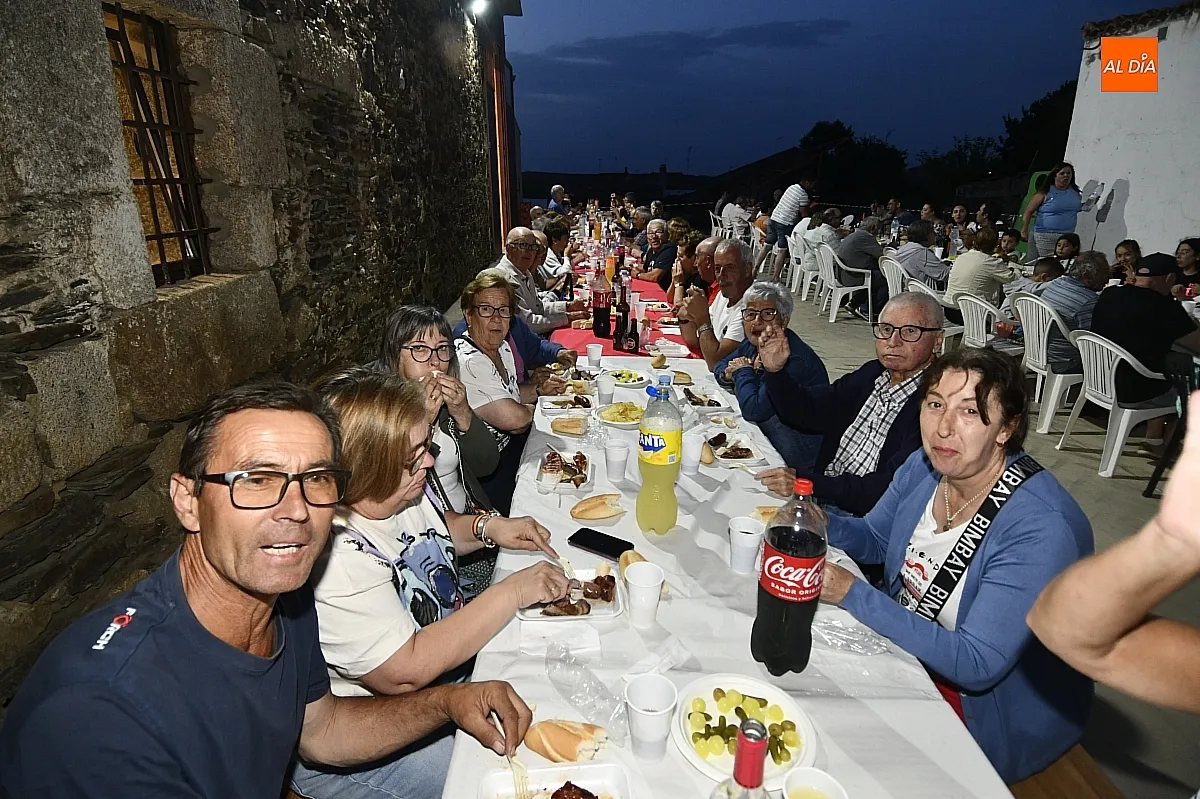 Parrillada popular en Villar de La Yegua con motivo de las fiestas de San Juan/ Fotos: Adrián M.Pastor