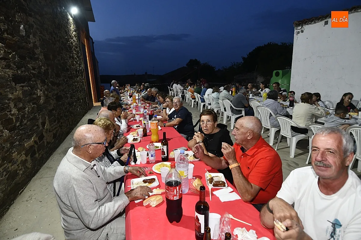 Parrillada popular en Villar de La Yegua con motivo de las fiestas de San Juan/ Fotos: Adrián M.Pastor