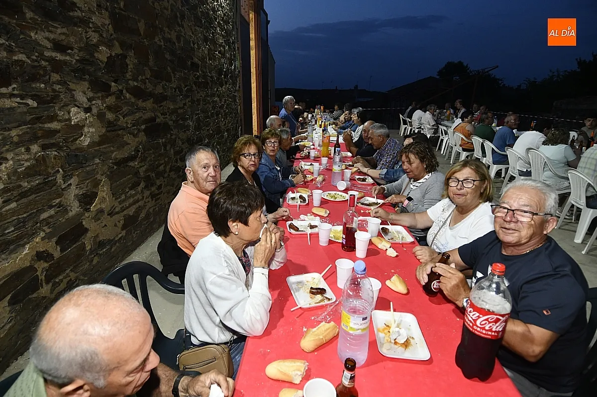 Parrillada popular en Villar de La Yegua con motivo de las fiestas de San Juan/ Fotos: Adrián M.Pastor