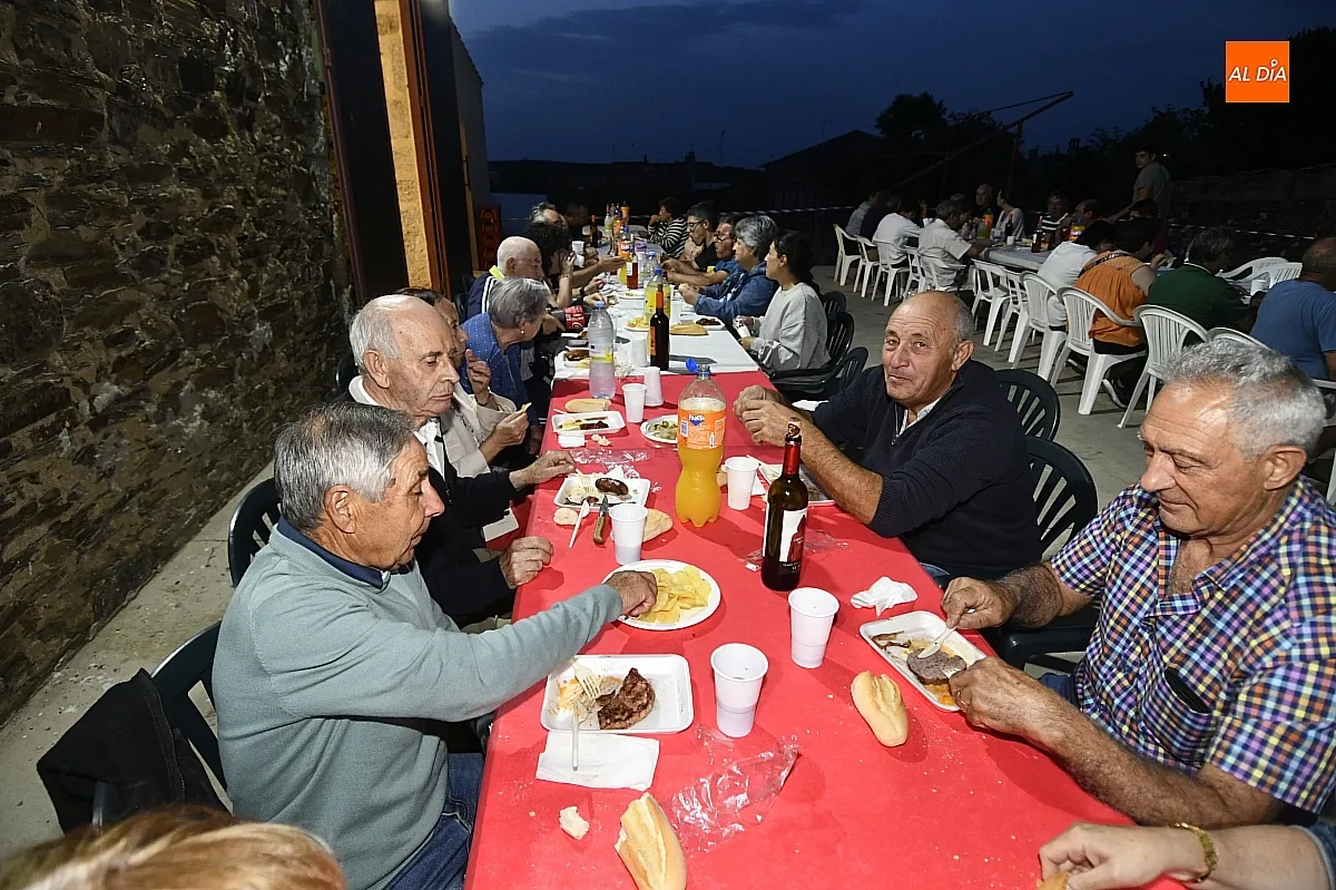 Parrillada popular en Villar de La Yegua con motivo de las fiestas de San Juan/ Fotos: Adrián M.Pastor
