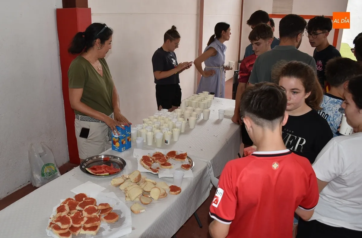 Foto 8 - La AMPA de Misioneras brinda al alumnado un almuerzo saludable y un bingo musical