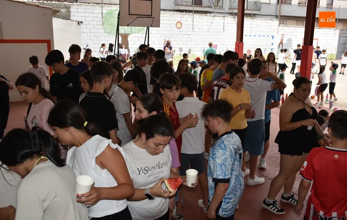 Foto 10 - La AMPA de Misioneras brinda al alumnado un almuerzo saludable y un bingo musical