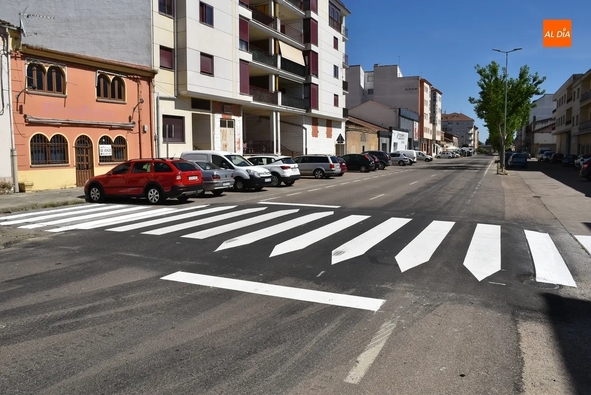 Foto 2 - Al completo el nuevo paso de cebra de la Avenida de Espa&ntilde;a